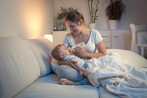 Bottle store feeding newborn